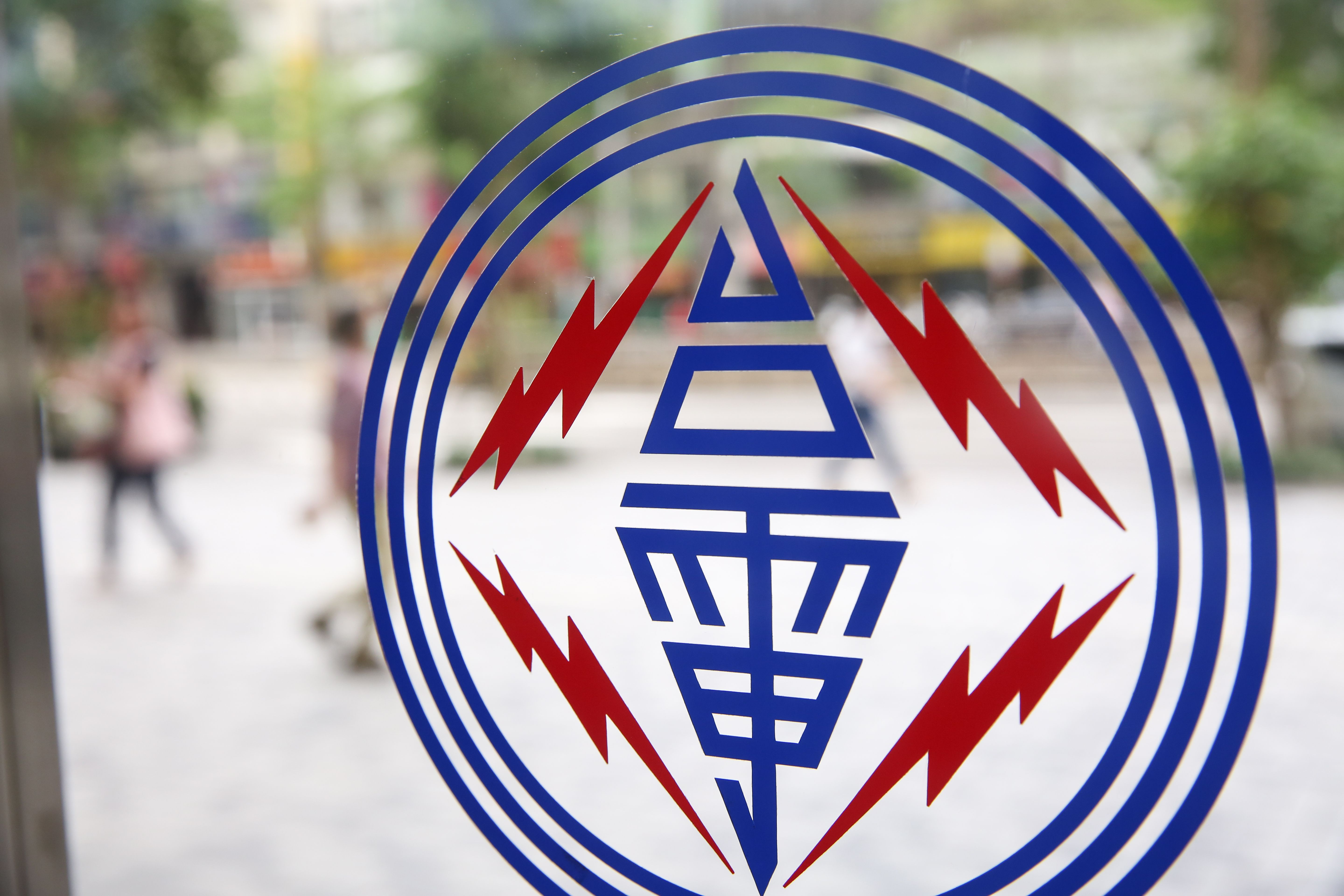 新北市鶯歌台電工程人員掛電線桿　疑觸電「送院前無呼吸心跳」