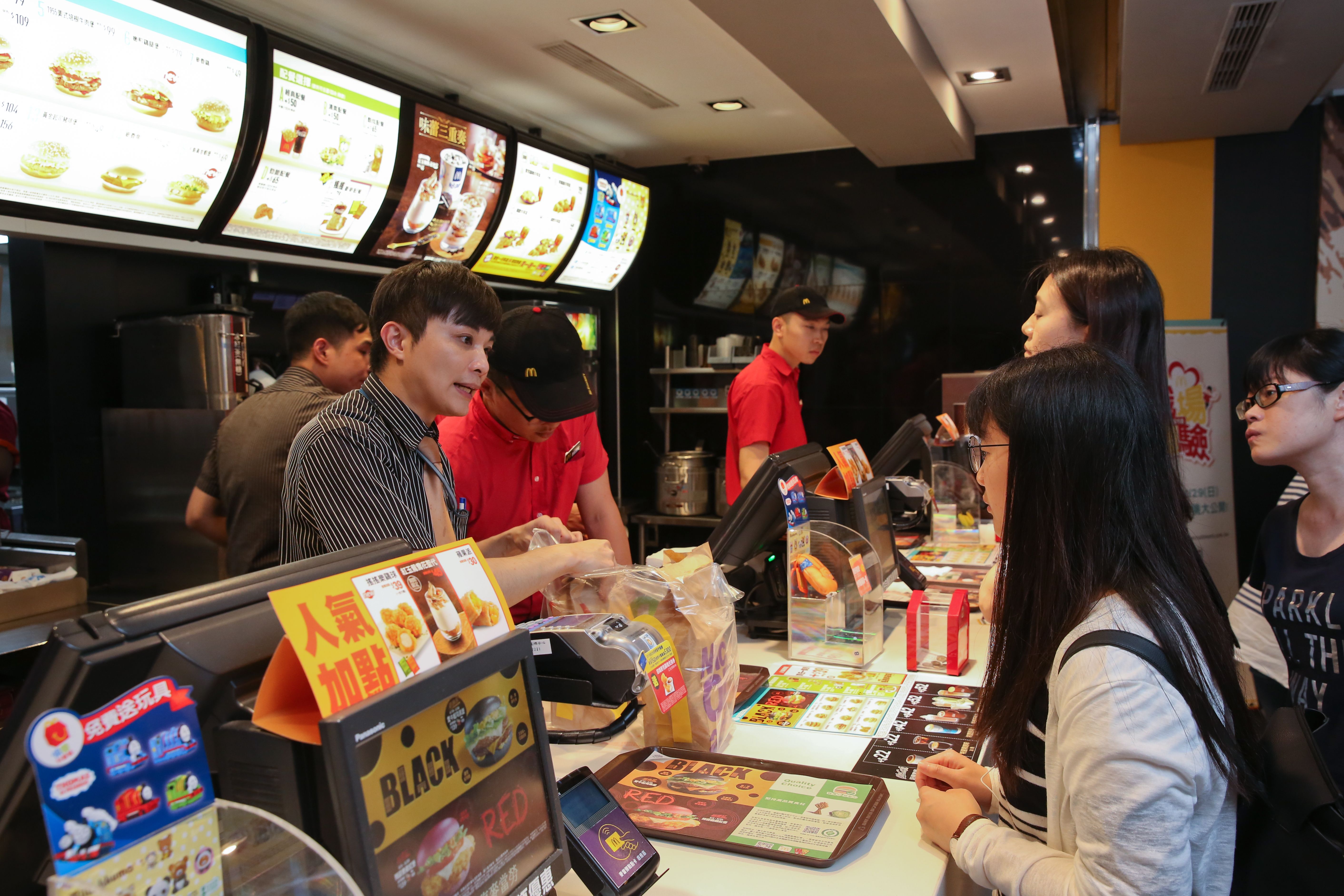 颱風假「麥當勞打工族」2天賺近6000　出勤補貼計程車費