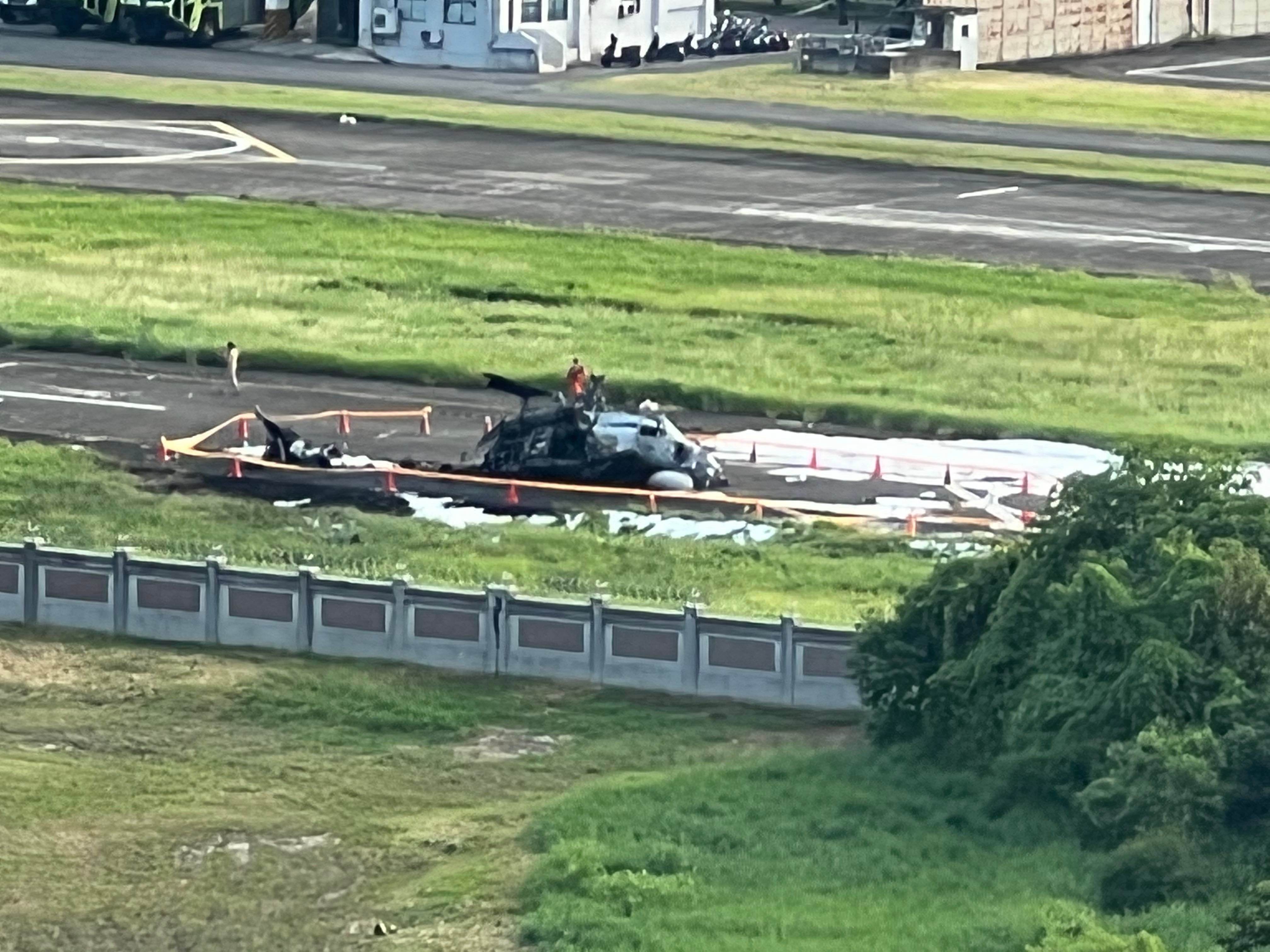 海軍S-70C直升機墜毀於左營基地。（民眾魯拉拉提供）