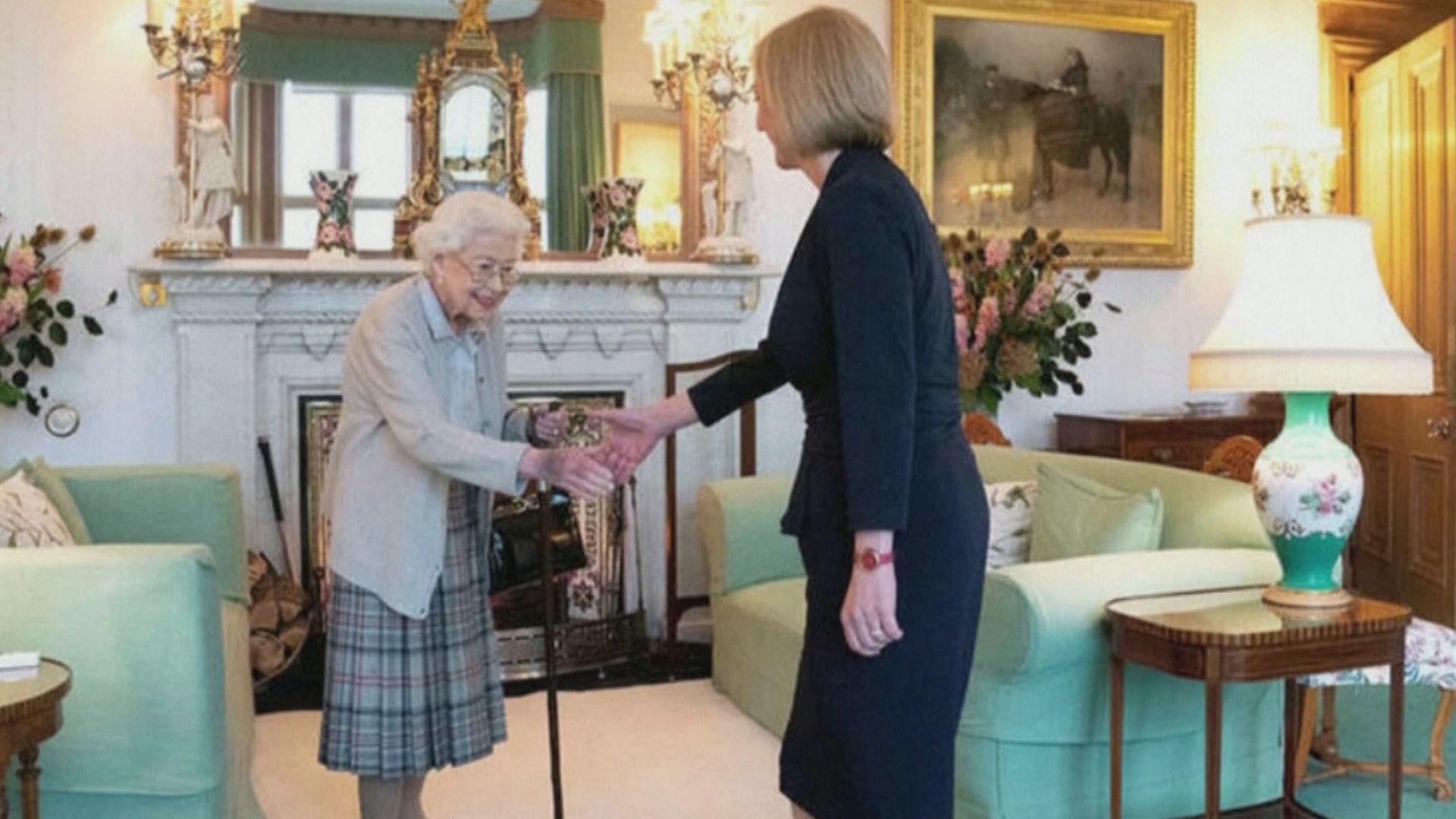 英國前首相特拉斯會見已故女王時，就是用握手代替屈膝。（路透社）