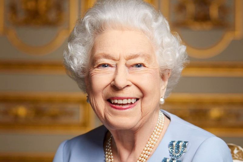 「你不能逼我笑」英女王幽默破冰　攝影師曝最後肖像背後故事