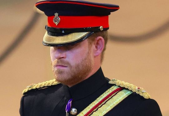 哈利雖然獲准在女王守靈儀式上著軍服，但肩上專屬女王的標誌明顯遭拔除。（AFP）