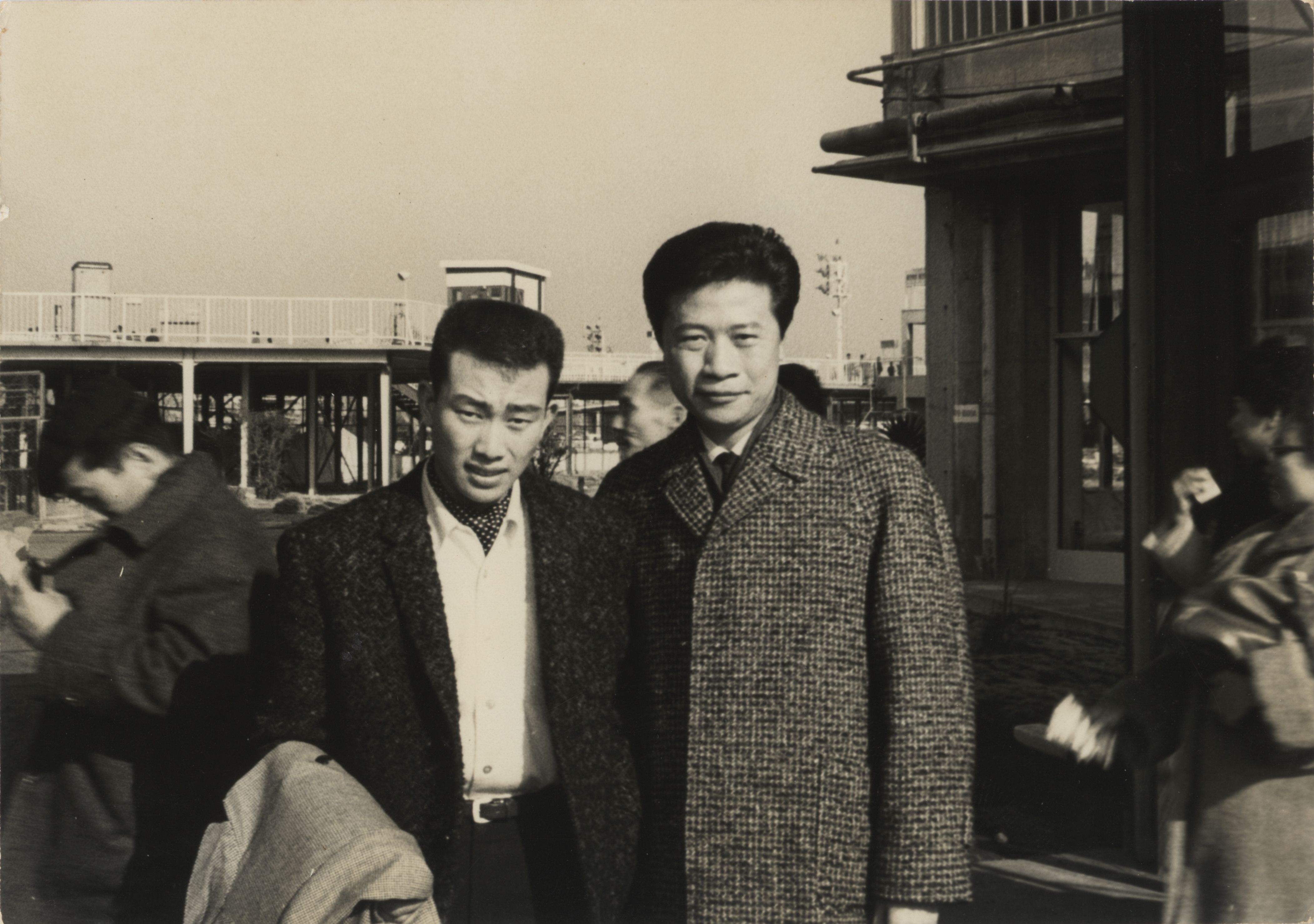 洪一峰當年飛往日本辦個唱備受禮遇，日本青春歌手橋幸夫（左）特別去接機。（洪一峰文化藝術基金會提供）