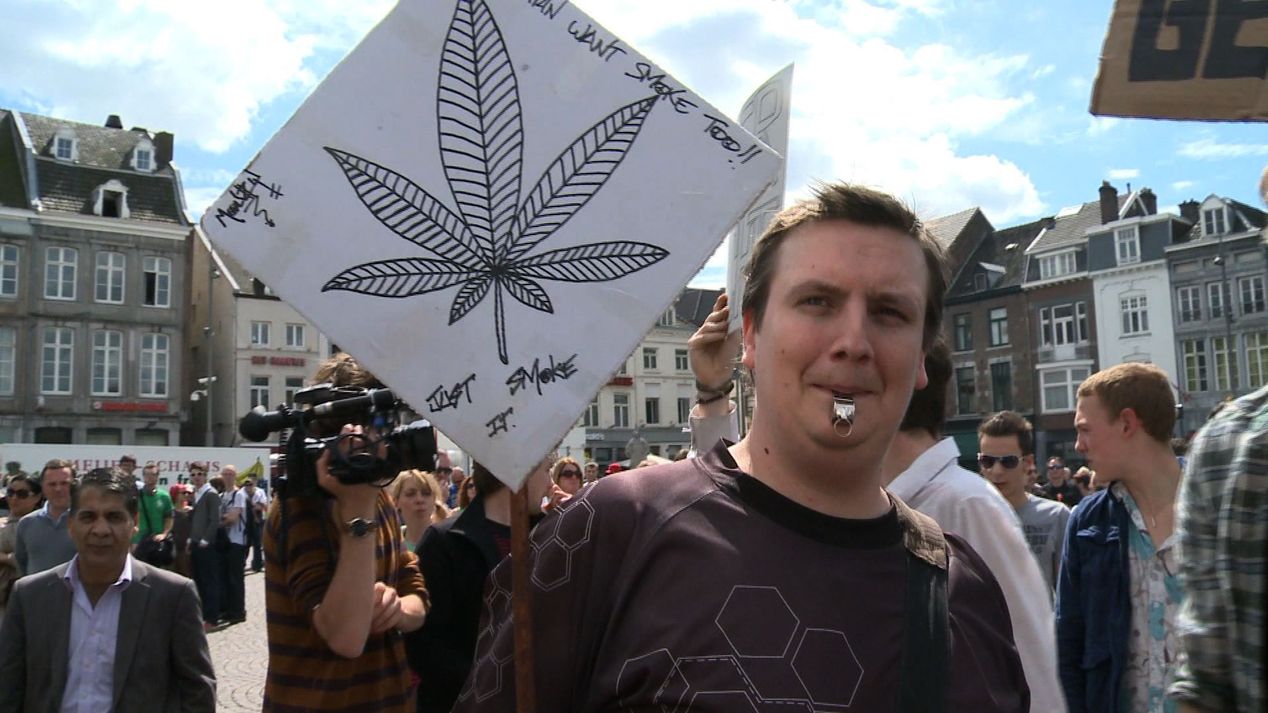 2012年荷蘭政府曾一度實施禁止遊客進入咖啡館吸食大麻，後來計畫取消。（AFP）