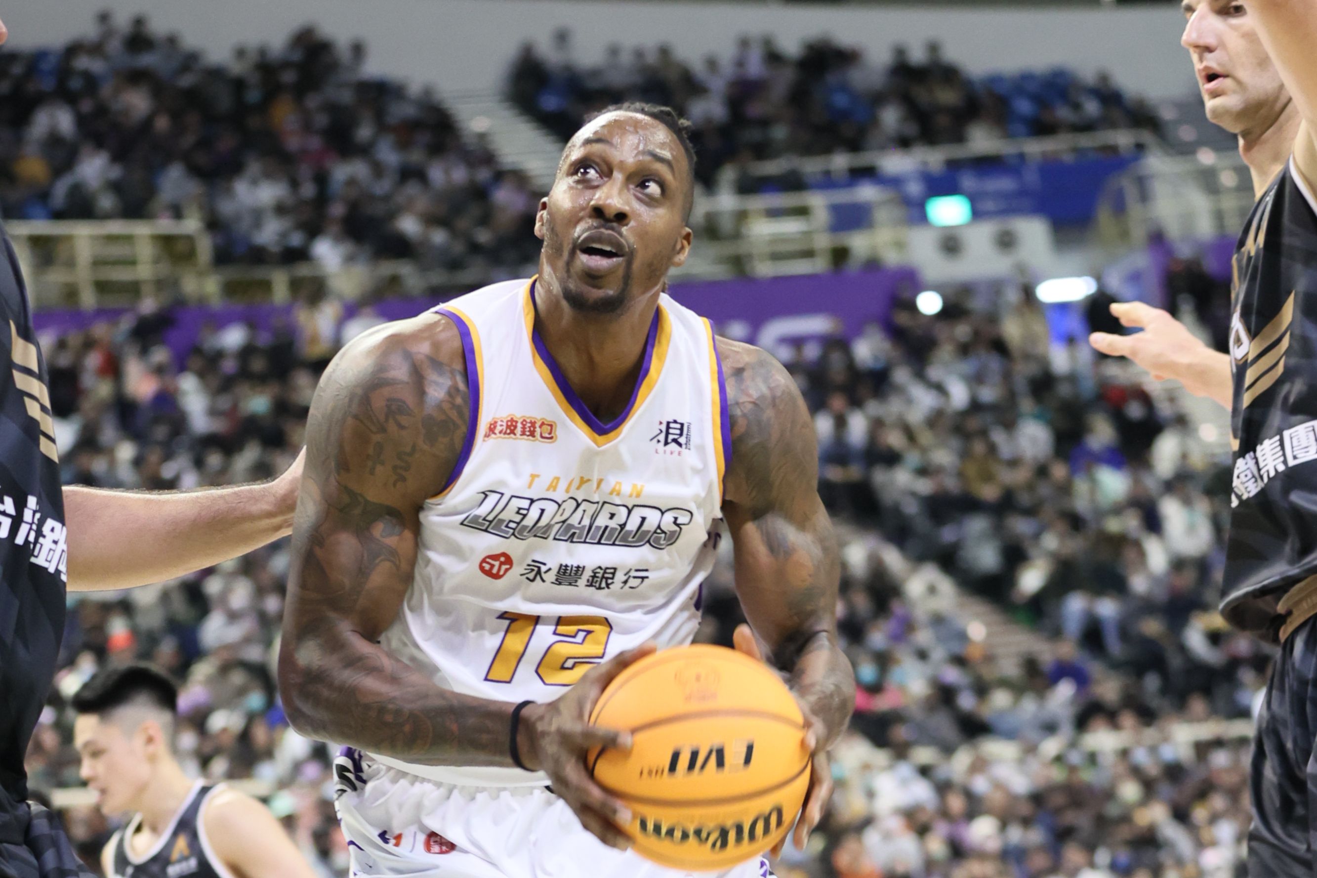 前NBA球星霍華德去年加盟T1桃園永豐雲豹隊後，在台掀起「魔獸」旋風。（桃園永豐雲豹提供）