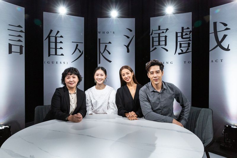 胡宇威（右起）、 莫允雯與鍾瑤三位偶像劇常客，光是湊在一起拍照，畫面就賞心悅目，左為主持人王琄。