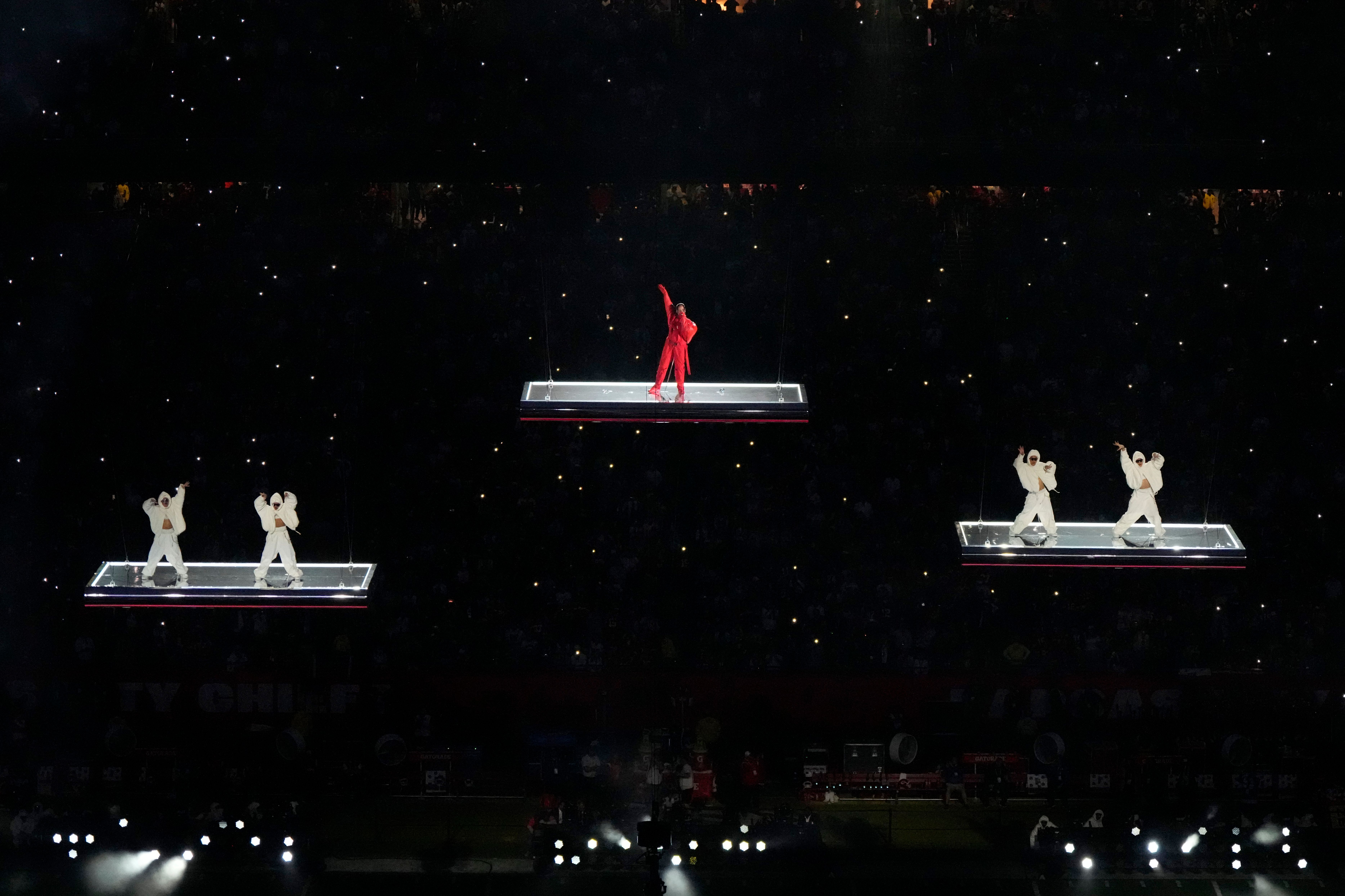 蕾哈娜利用高低舞台，為世界盃中場秀帶來精彩表演。（AP）