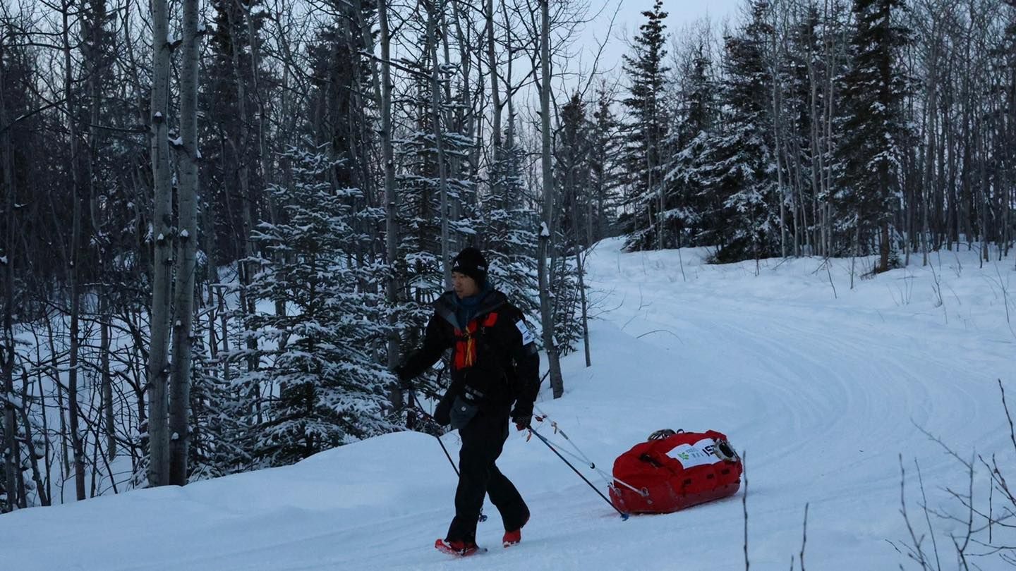 陳彥博不僅要克服險惡天候，同時要拖著重達34公斤的雪橇裝備。（翻攝陳彥博臉書）