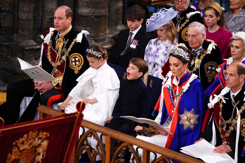 路易小王子在加冕典禮上打呵欠。（路透社）