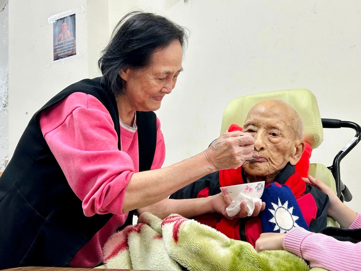 入住榮民之家4年 102歲爺爺圓夢與妻子「再吃一頓飯」