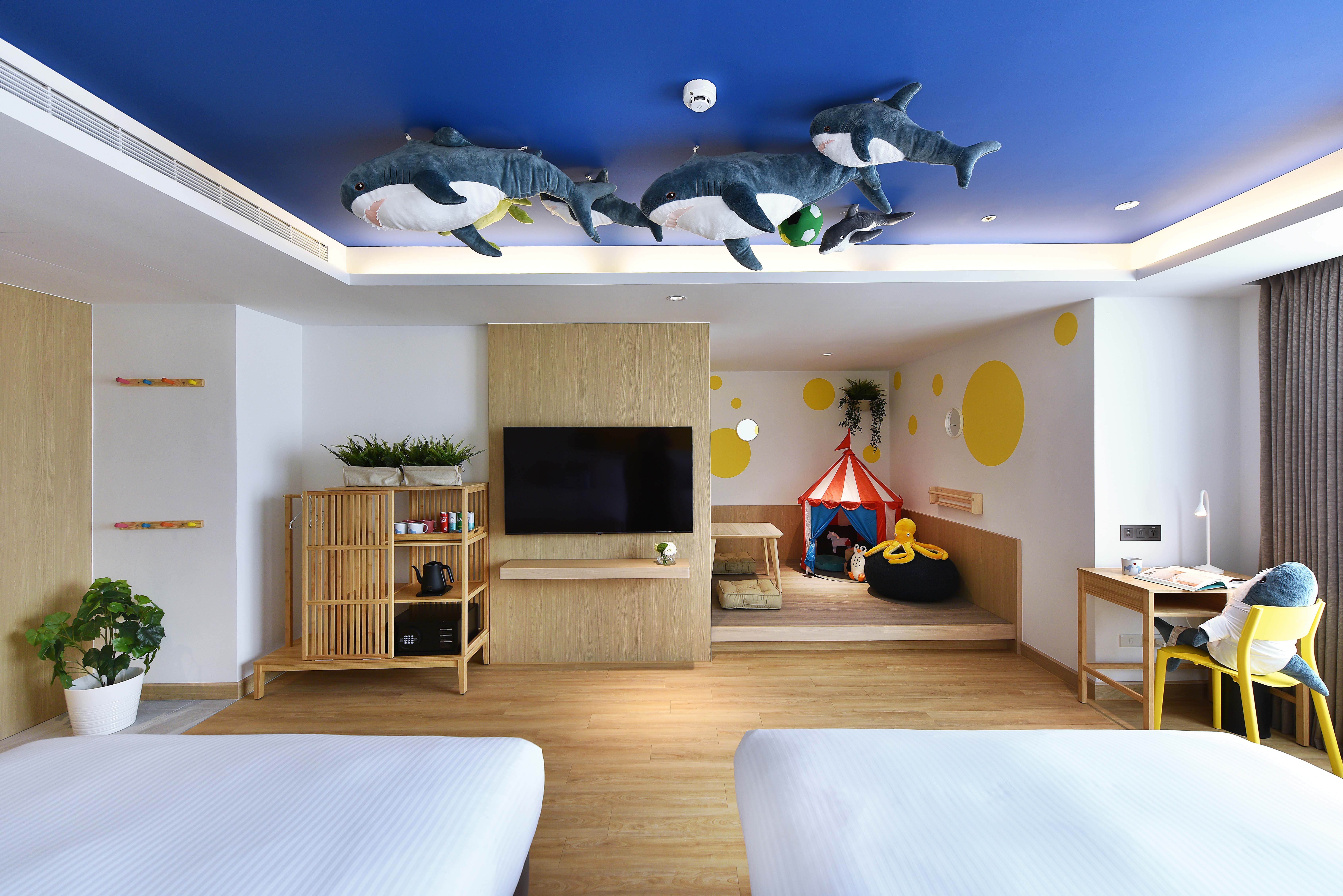 最經典的鯊鯊房，用瑞典文「BLAHAJ」（藍鯨）來命名。將藍鯨吊掛在天空，一進房間，彷彿進入海底世界有藍鯨在天空悠游。（福容徠旅高雄提供）