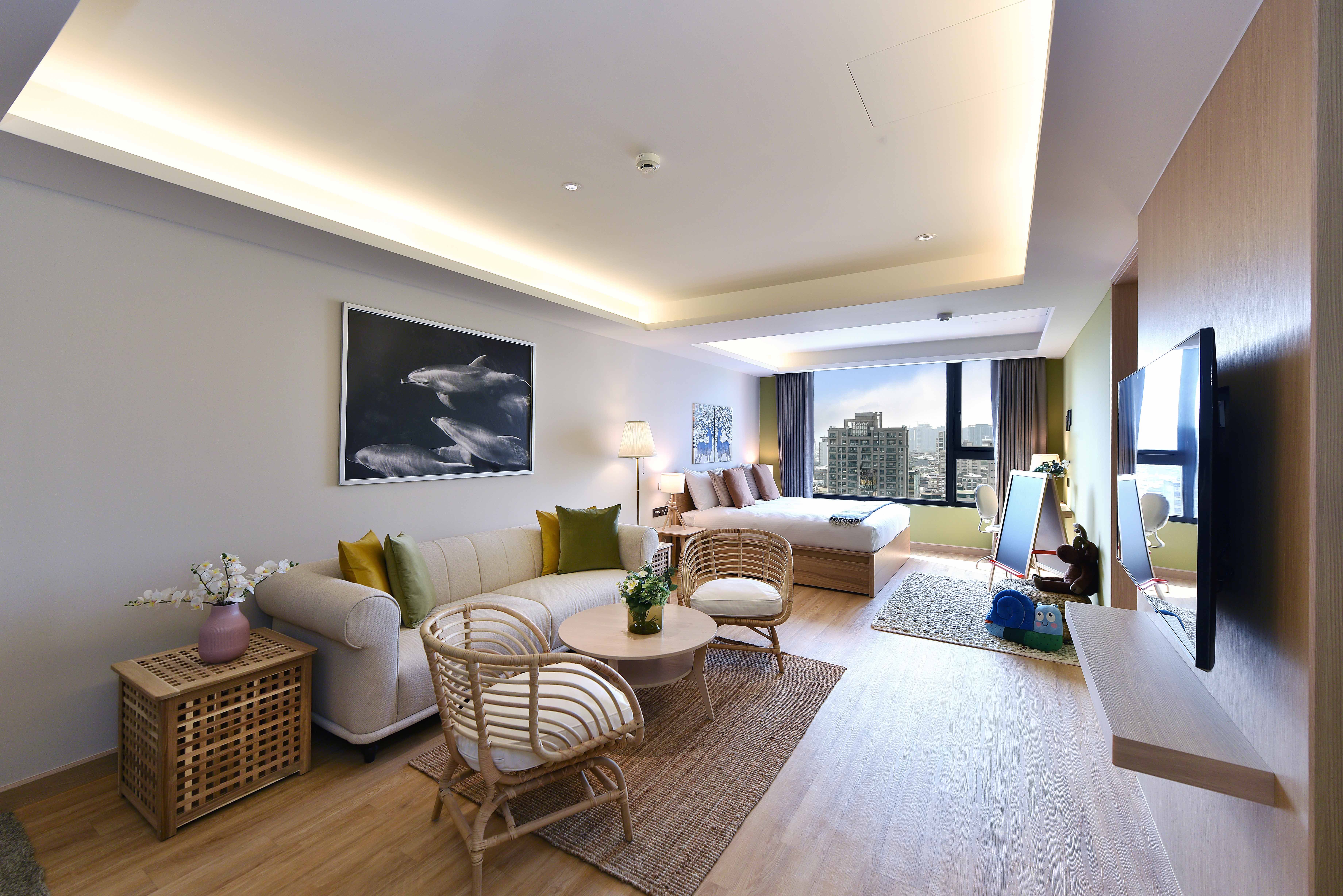 瑞典文「NATUR」（自然）主題房，以大地色為設計目標，讓待在房內的旅客可以下意識地被空間療癒。（福容徠旅高雄提供）