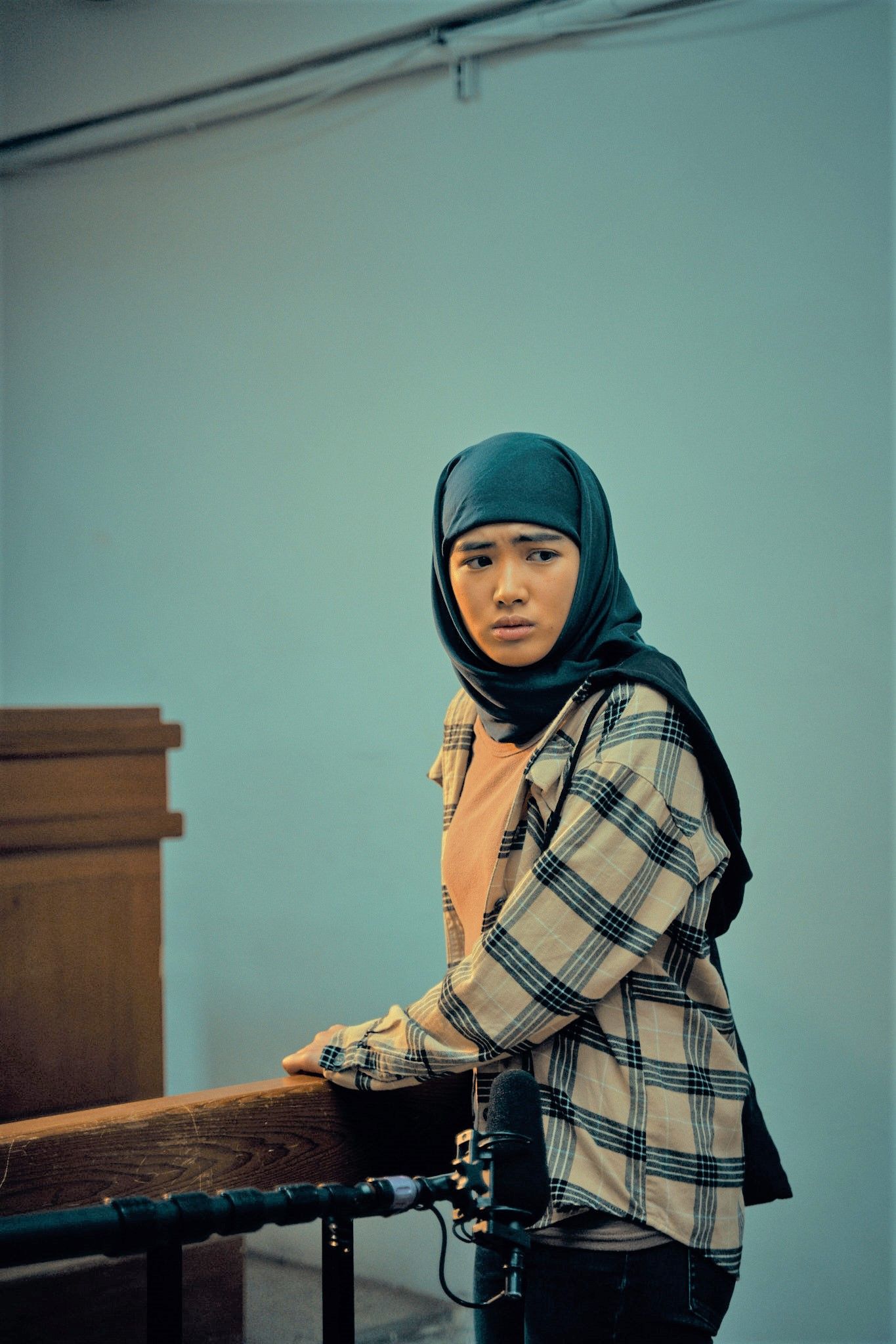 雷嘉汭與飾演死刑犯的印尼籍演員張耀有情緒激昂的對手戲，戲劇張力之強讓兩人演到崩潰淚崩。（鏡文學提供）