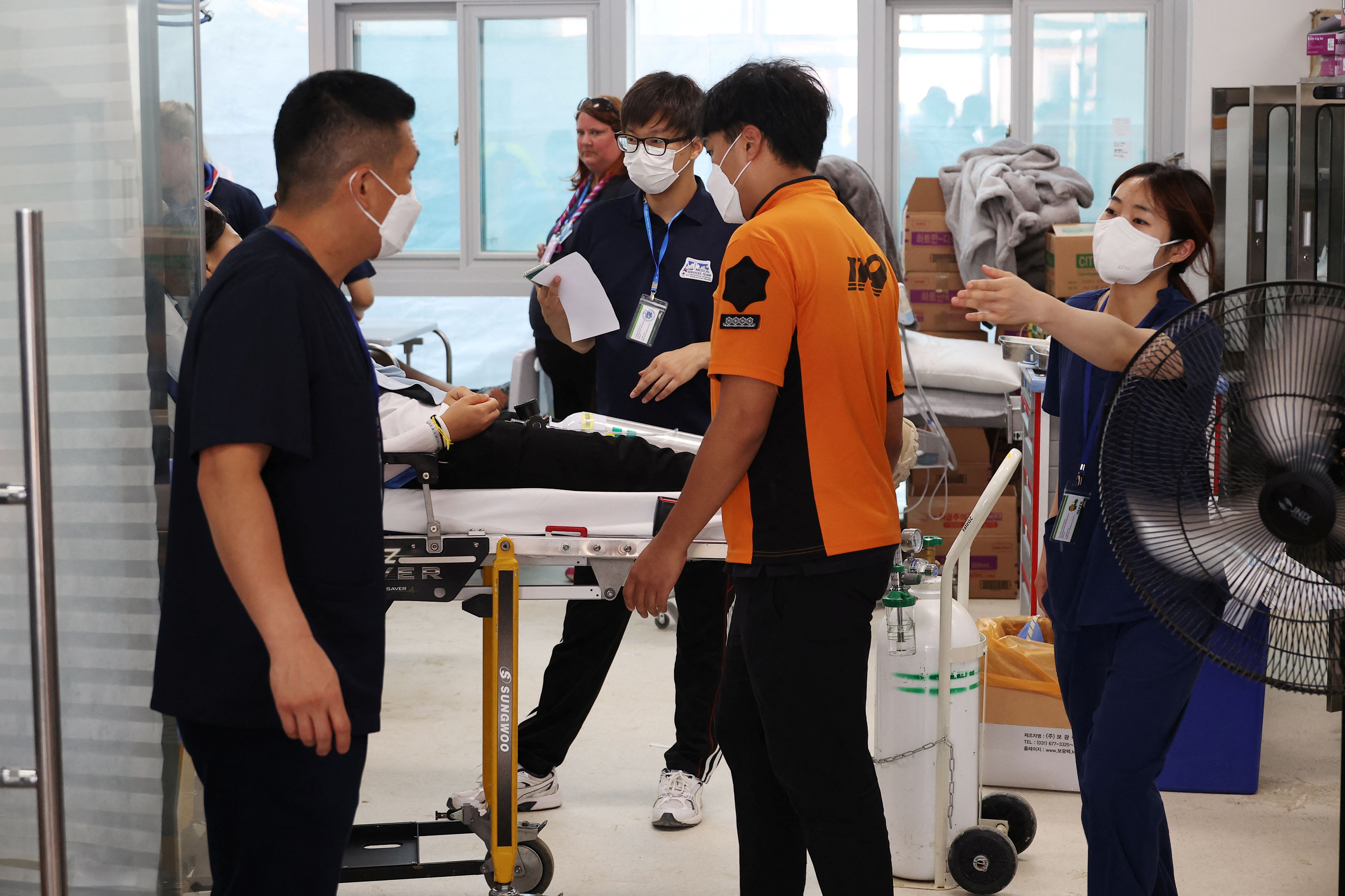 有童軍因中暑送醫。（路透社）