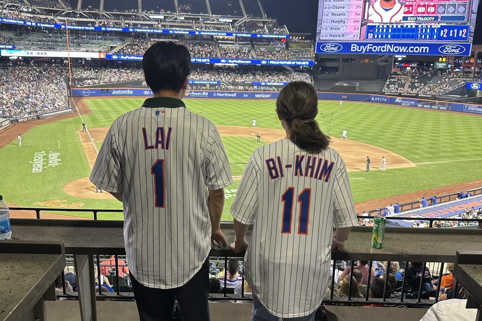 賴清德離美前，與蕭美琴一起穿上大都會球衣觀賽。（翻攝自蕭美琴臉書）