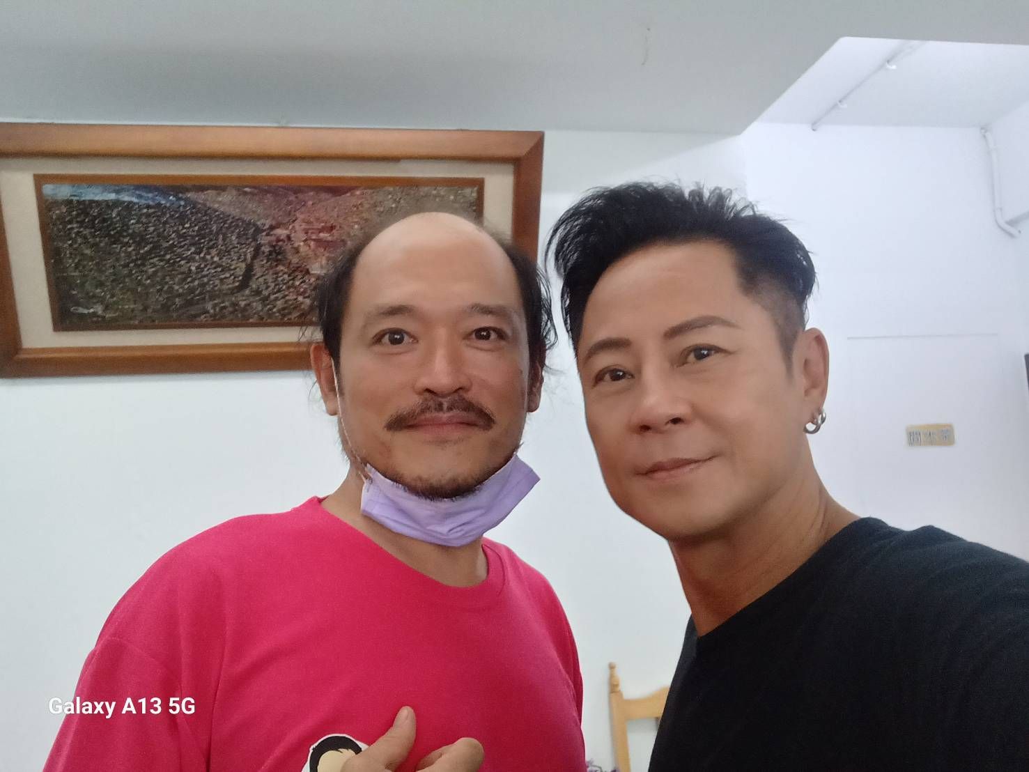 蔡一傑（右）專程來台給阿龐師治療。（翻攝自阿龐師臉書）