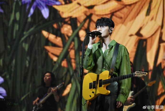 李榮浩2日在貴州演唱會時，不小心「吃下蚊子」。（翻攝自李榮浩微博）