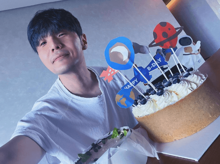 李榮浩唱一半「變臉」！　親揭演唱會荒謬內幕：蚊子飛嘴裡