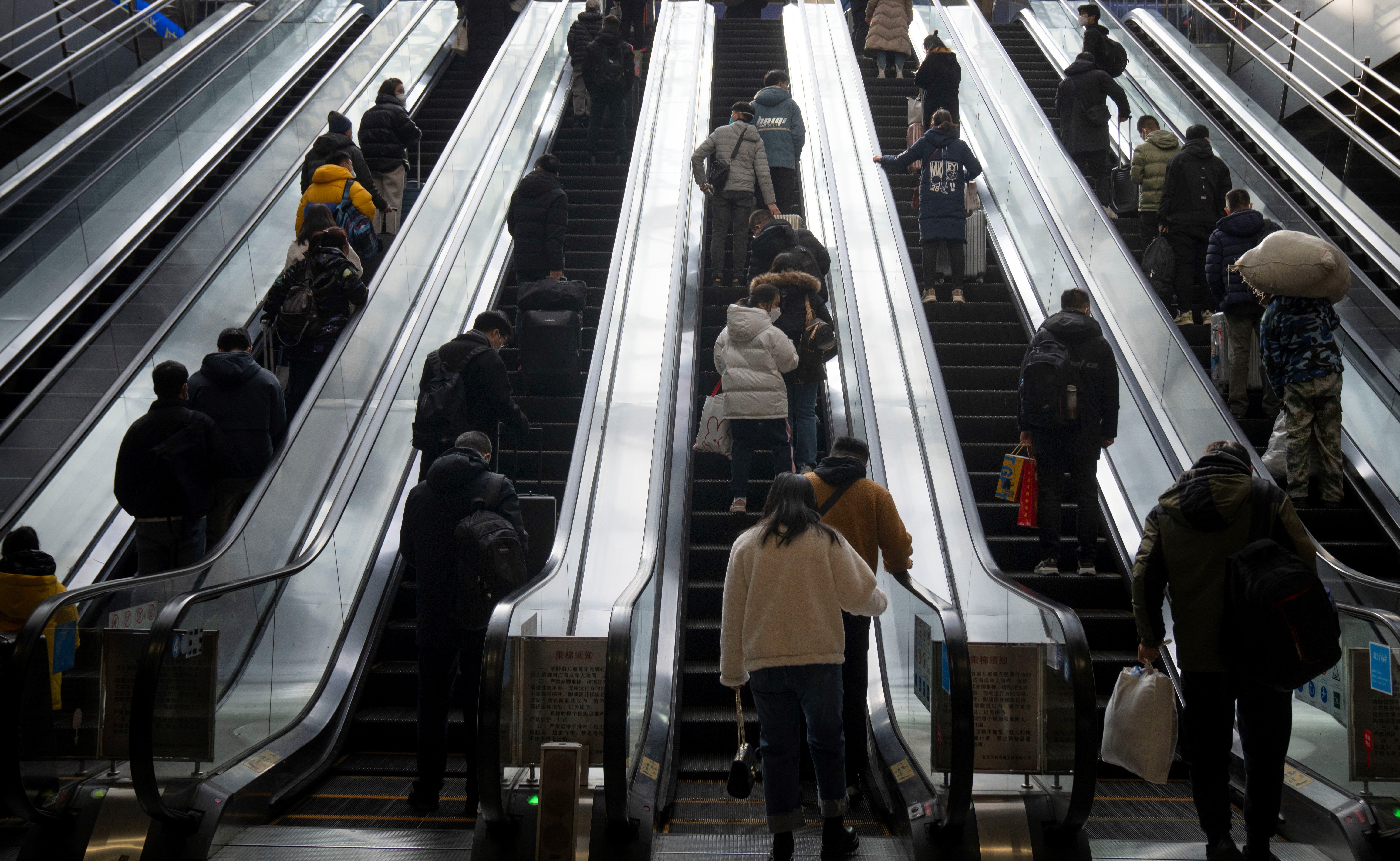 旨本名古屋市規定民眾搭乘手扶梯時,無論站左側或右側,都禁止走動。(示意圖,AP)