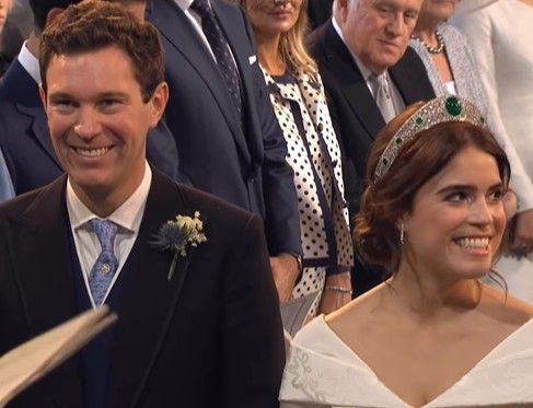 尤金妮公主跟老公傑克在婚禮上露出燦爛笑容。（翻攝自princesseugenie IG）