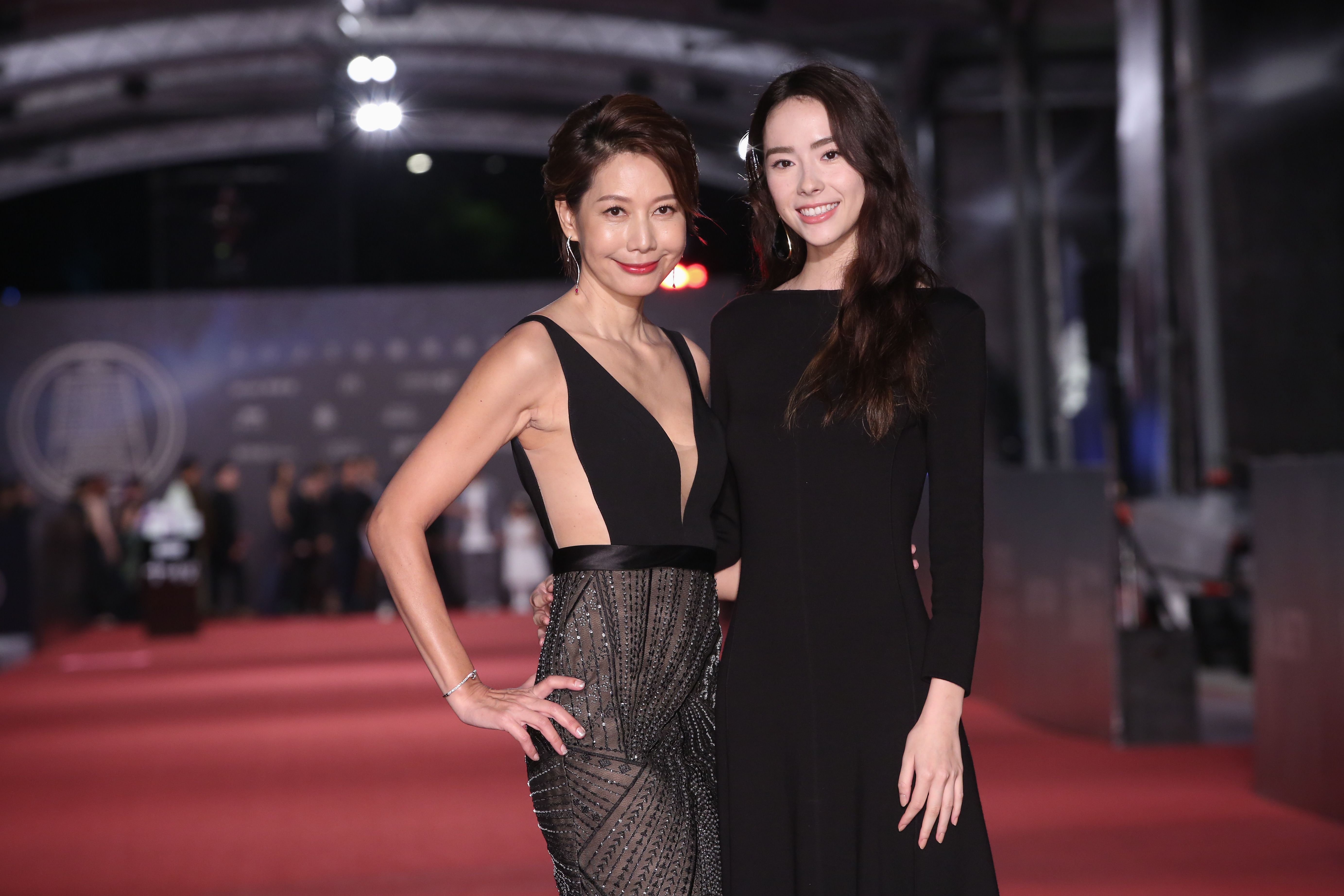 丁寧帶著劇中女兒林奕嵐一起走紅毯。