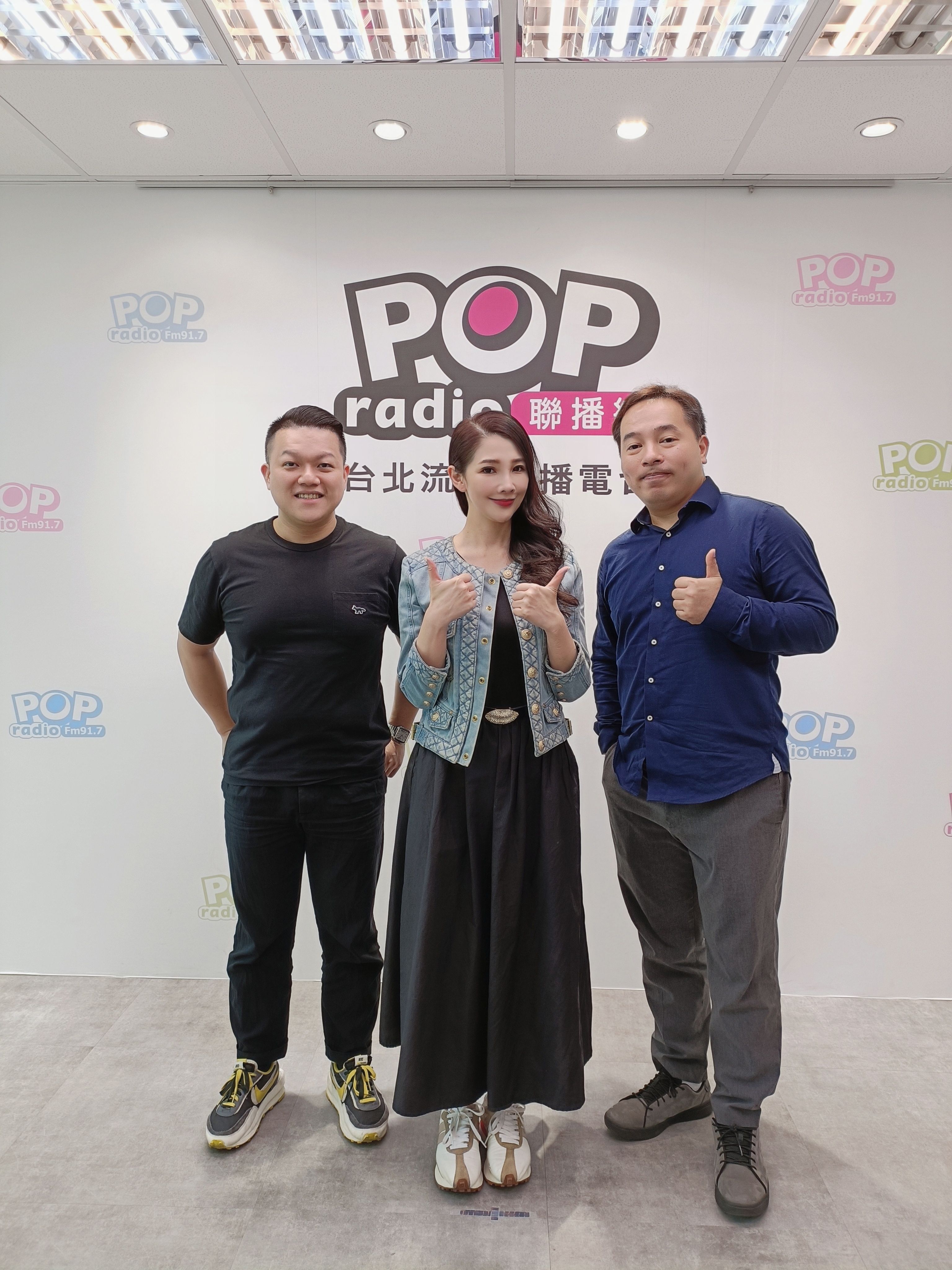 鏡電視紀錄片《品．味》導演蔡侑勳（右）、三星主廚何順凱（左）接受《POP最正點》主持人林書煒專訪。（POP Radio提供）