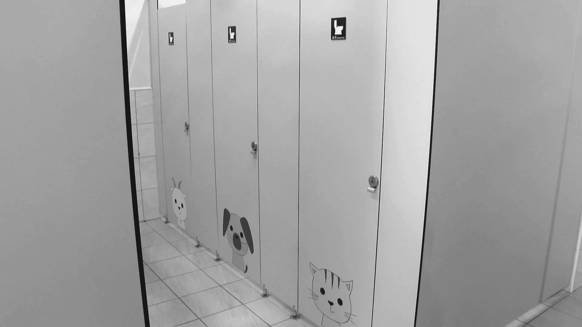 男闖國小廁所拍4童私密部位　不符「性剝削」要件判無罪