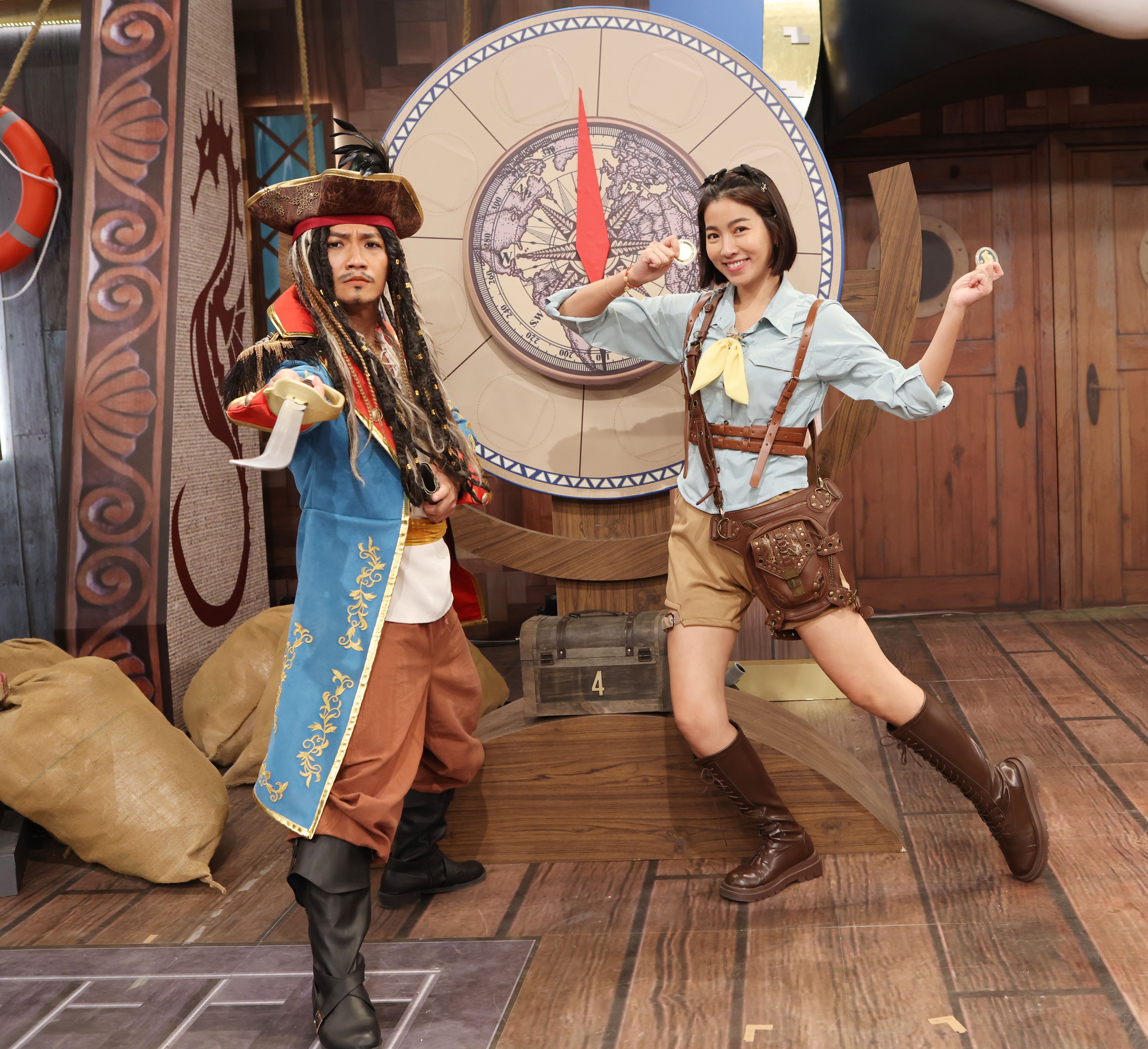 蔡昌憲（左）化身「憲流仔船長」，米可白則扮「探險隊長」等著小朋友來挑戰台語。(公視台語台提供)