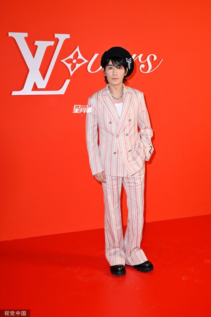 演技派的朱一龍打扮有點可愛 視覺中國