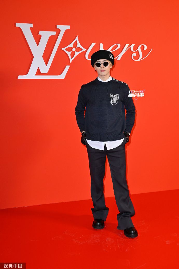 王嘉爾一身帥氣的黑色打扮 視覺中國