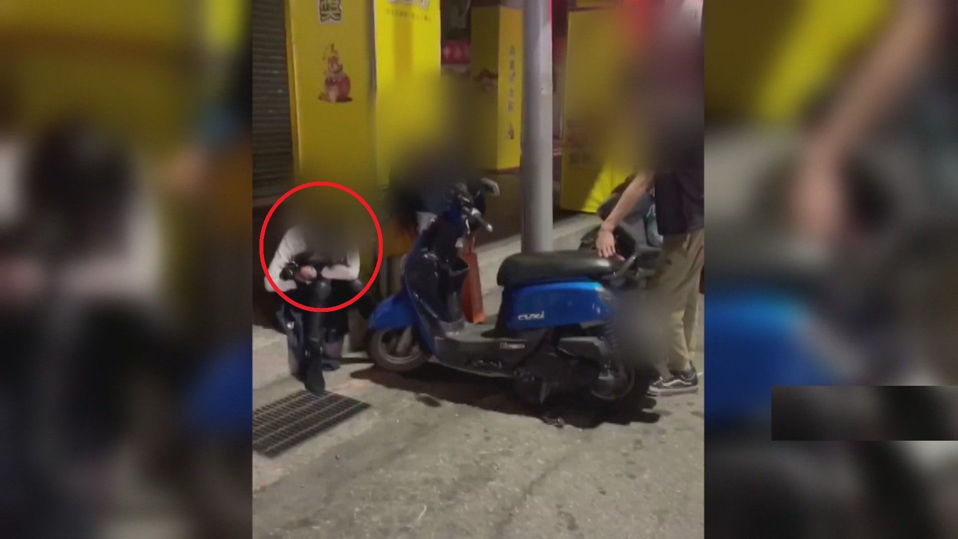 溫翠蘋遭一名男子暴踹，在街頭尖叫痛哭。（民眾提供）