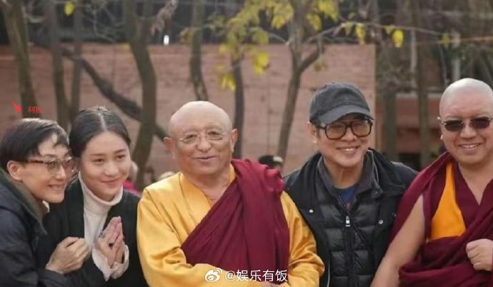 李連杰與妻女現身尼泊爾佛寺。翻攝娛樂有飯微博