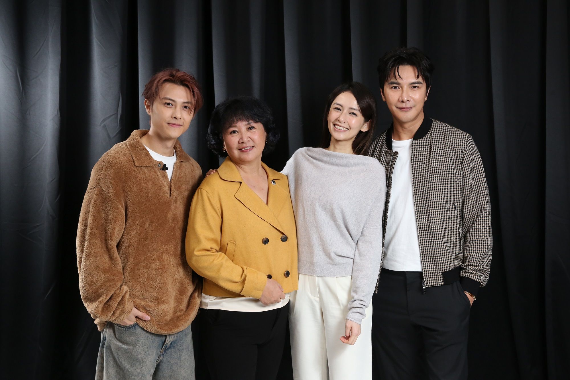 左起邱勝翊(王子)、主持人王琄、袁艾菲及謝佳見在節目後開心合影。