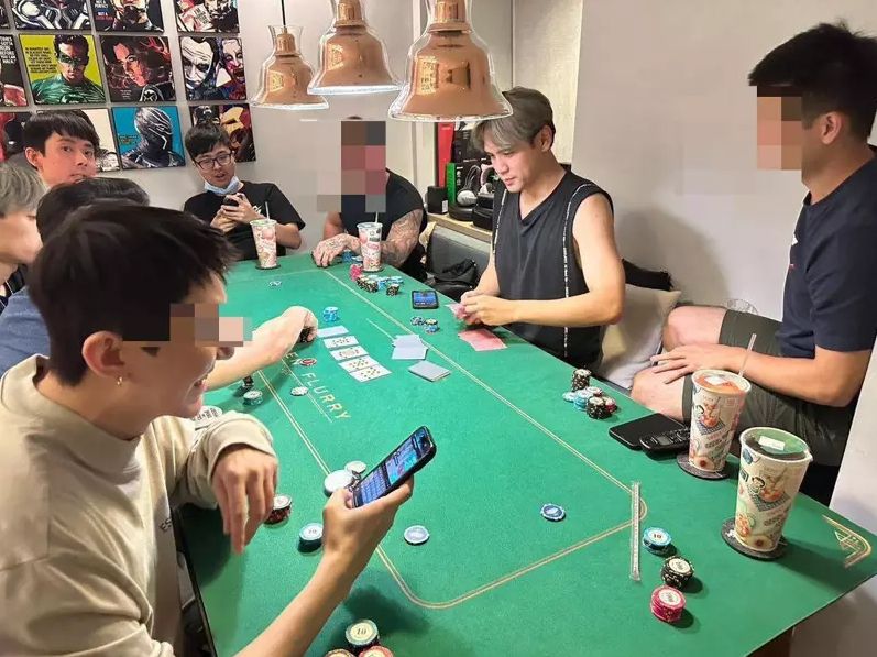 陳零九（右二）曾與竹聯幫前堂主兒子打德州撲克。（翻攝畫面）