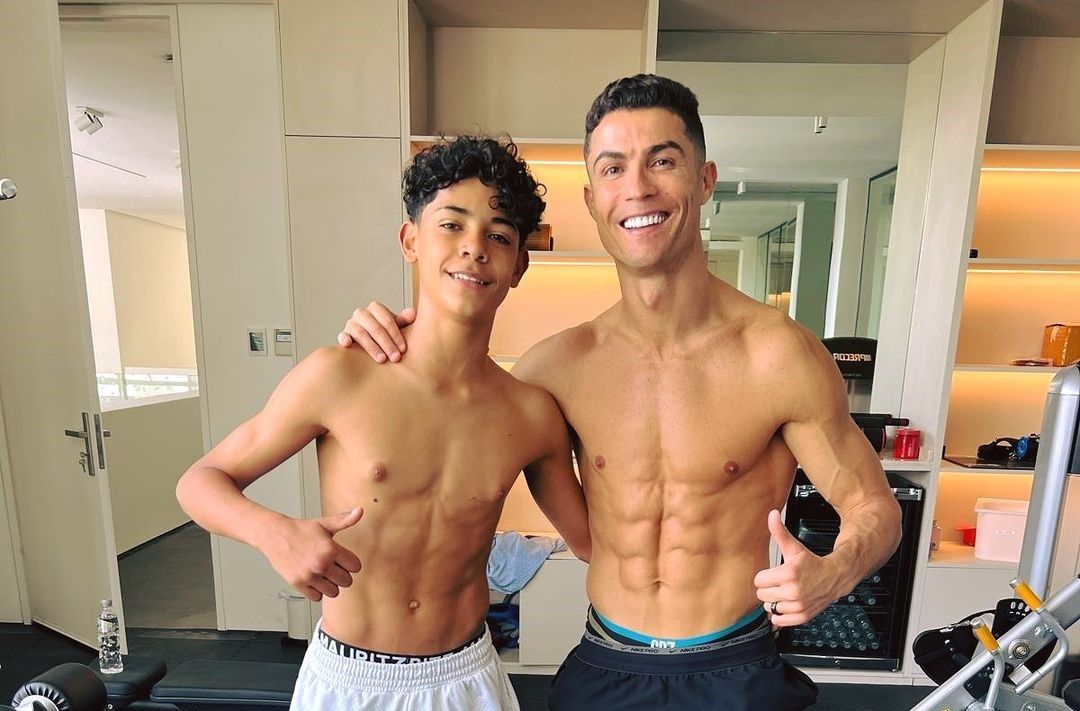 C羅揪13歲長子健身「齊曬6塊腹肌照」　狂吸近1500萬人按讚