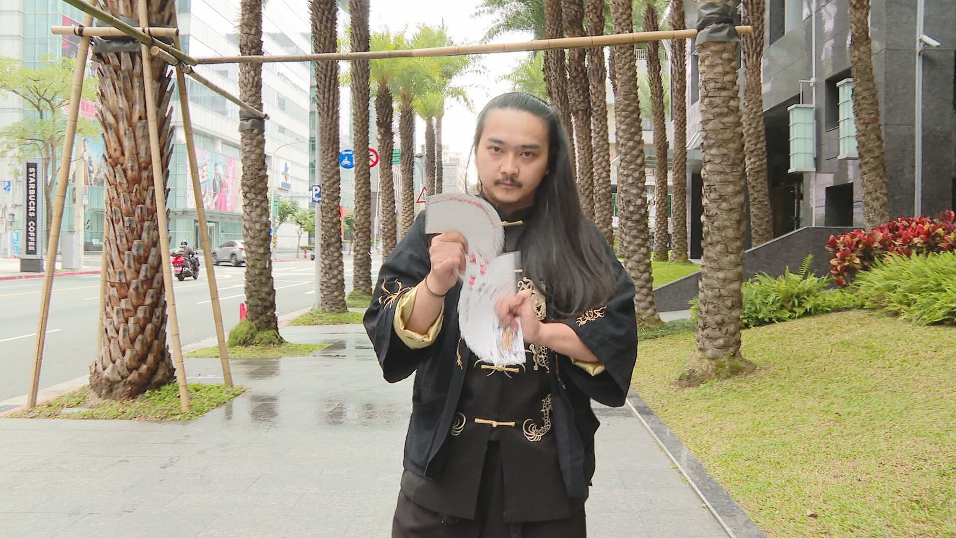 「幻術師大仙」表演遭鬧場 2男衝上台翻魔術道具