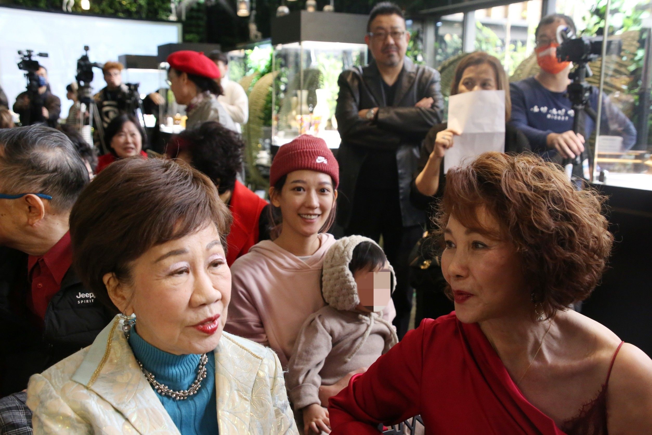 孟耿如燦笑分享近況，強調最近過得很好。（陳卓邦攝）