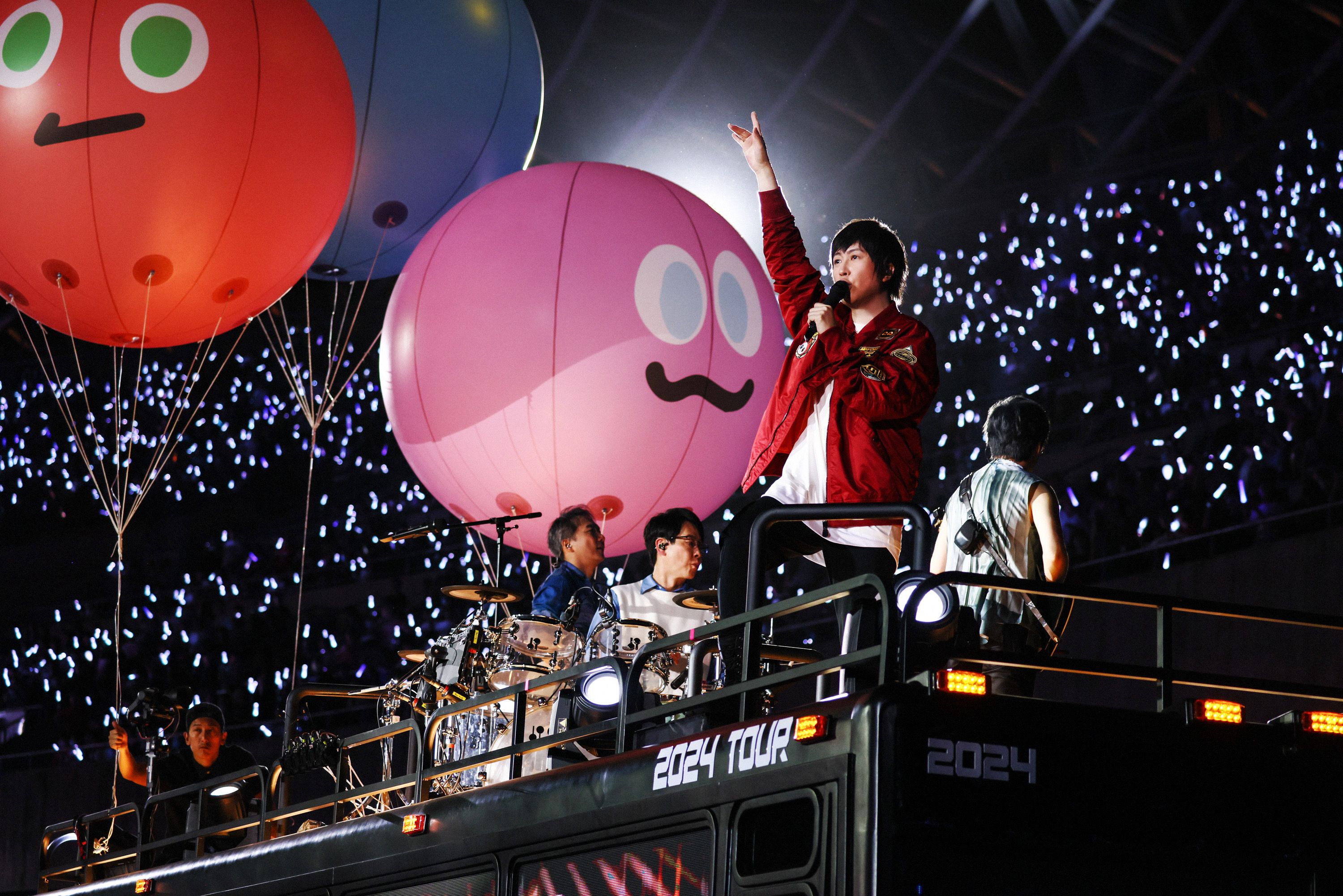 阿信與團員搭特製大巴繞場引起轟動  相信音樂提供