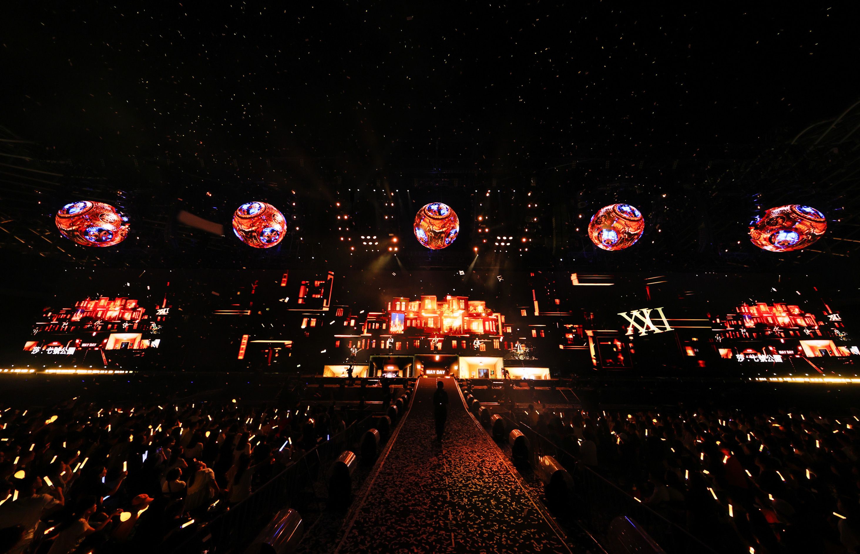 五月天在高雄世運主場館的視覺華麗 相信音樂提供