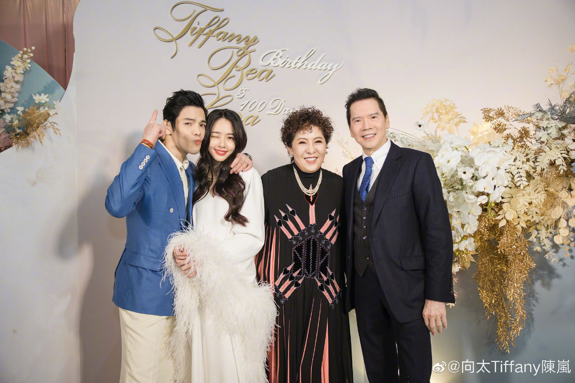 向佐（左起）、郭碧婷、向太、向華強的感情融洽。  向太微博