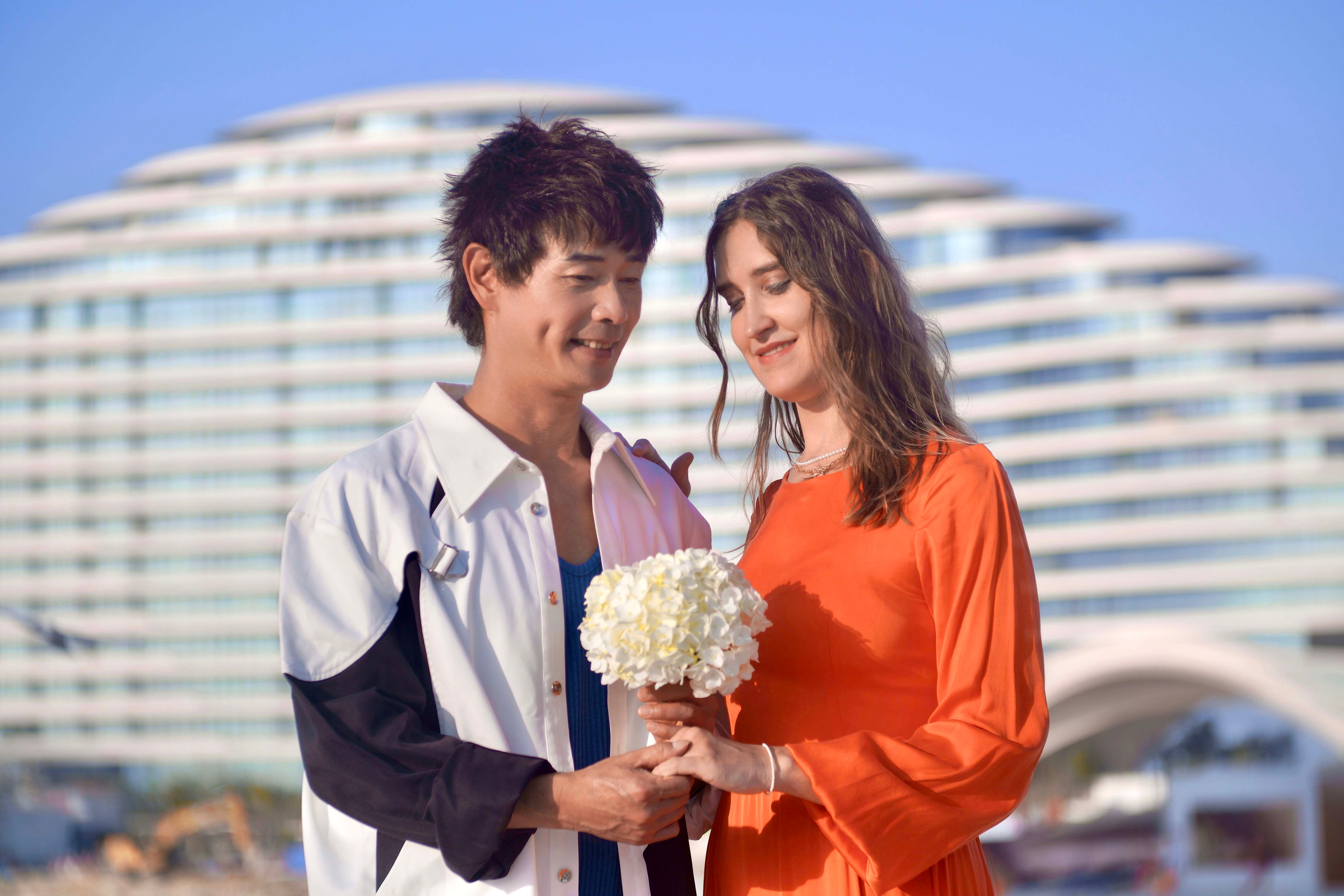 黃品源（左）3月8日於北京喜迎娶老婆Alina艾琳。（金立海提供）