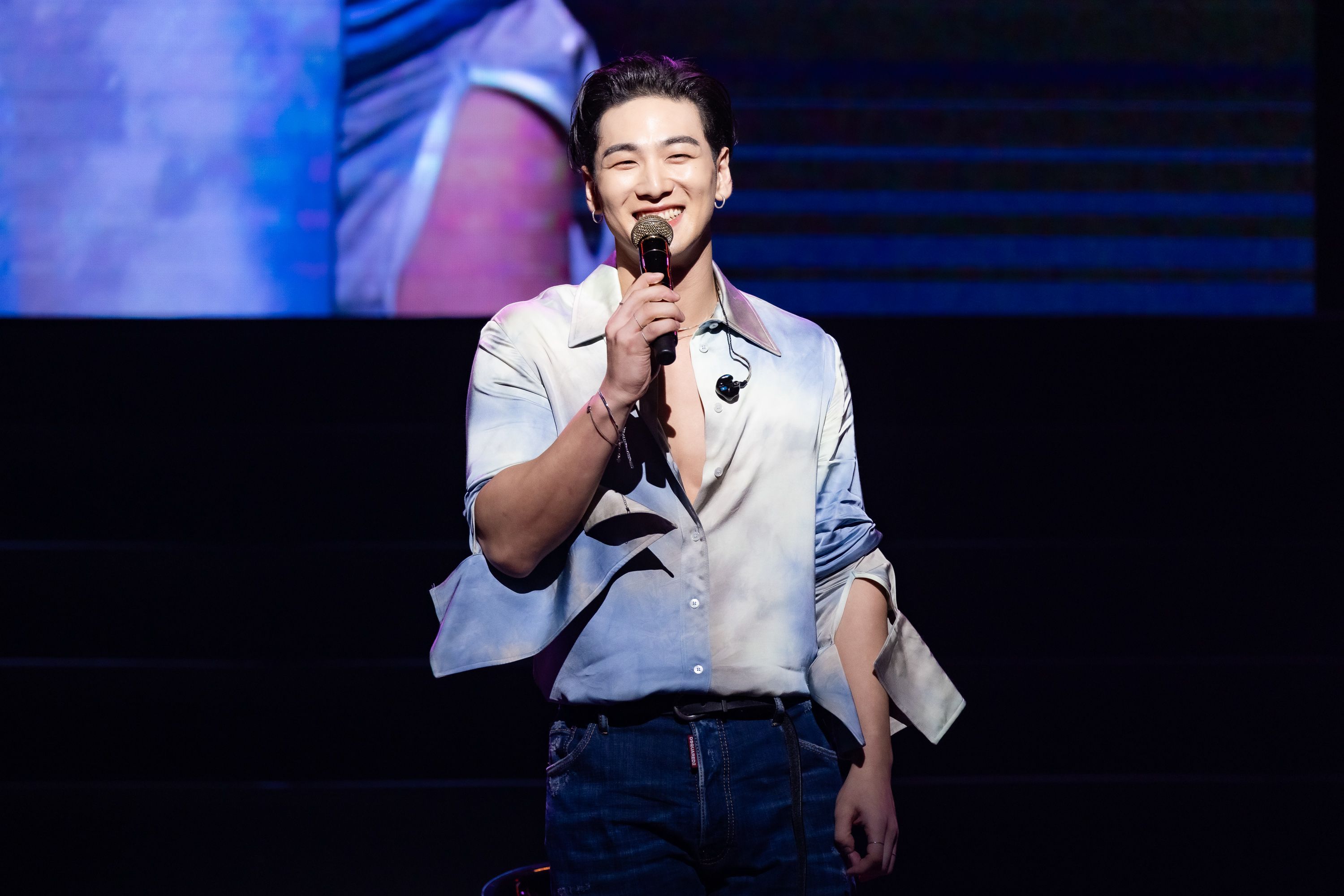 精壯身材不藏了！　白虎「清涼」開唱獻空氣擁抱寵粉　