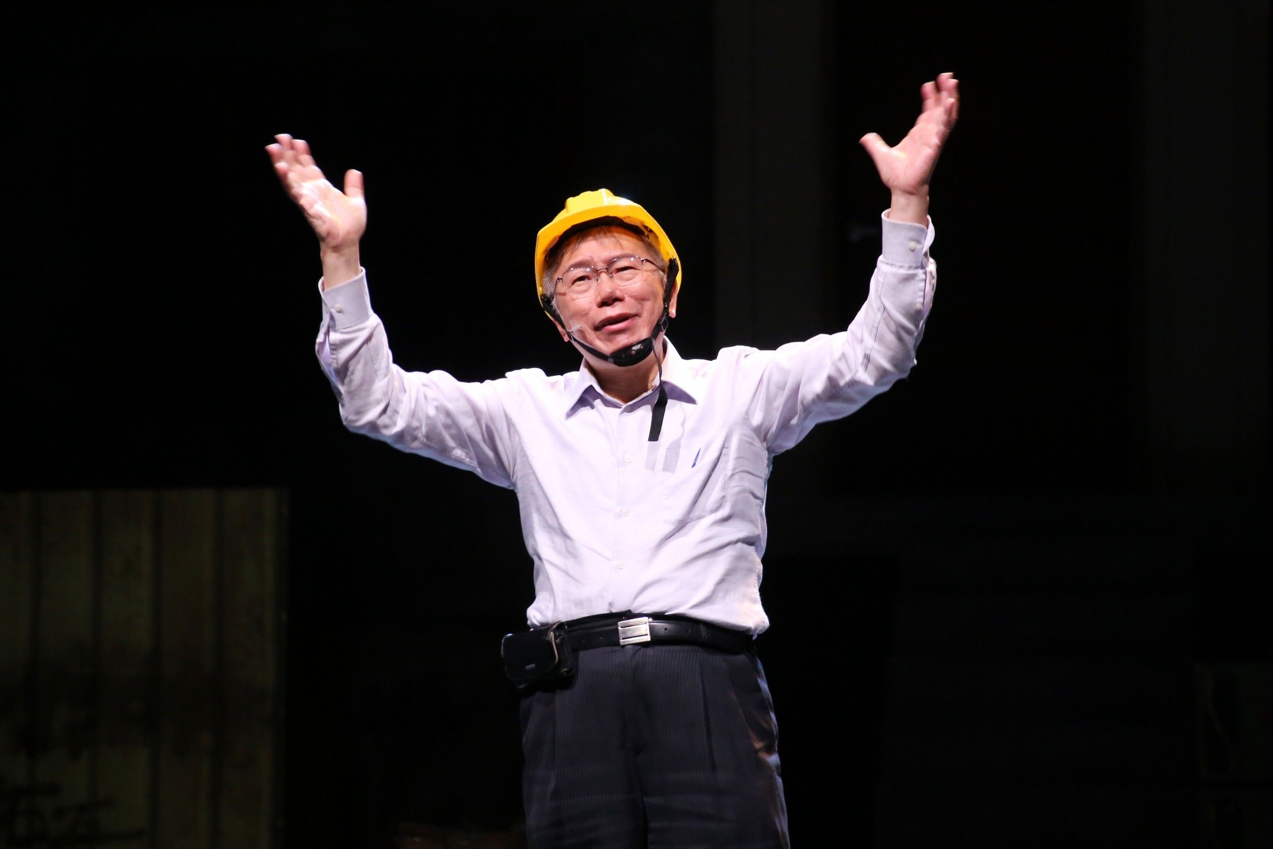 柯文哲在音樂劇《倒垃圾》飾演台北市長。（陳卓邦攝）