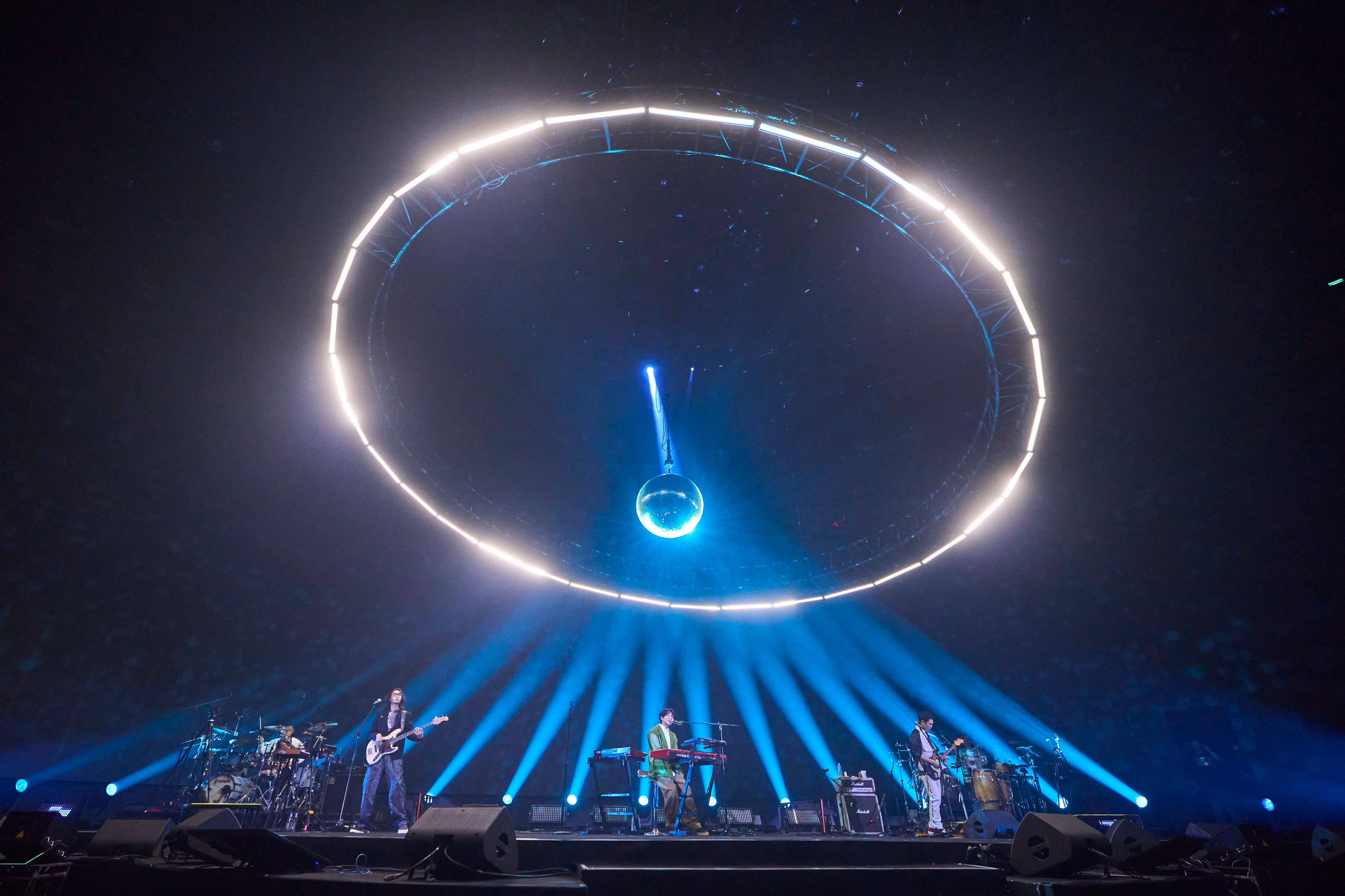 宇宙人舞台打造宇宙飛碟的未來感  相信音樂提供