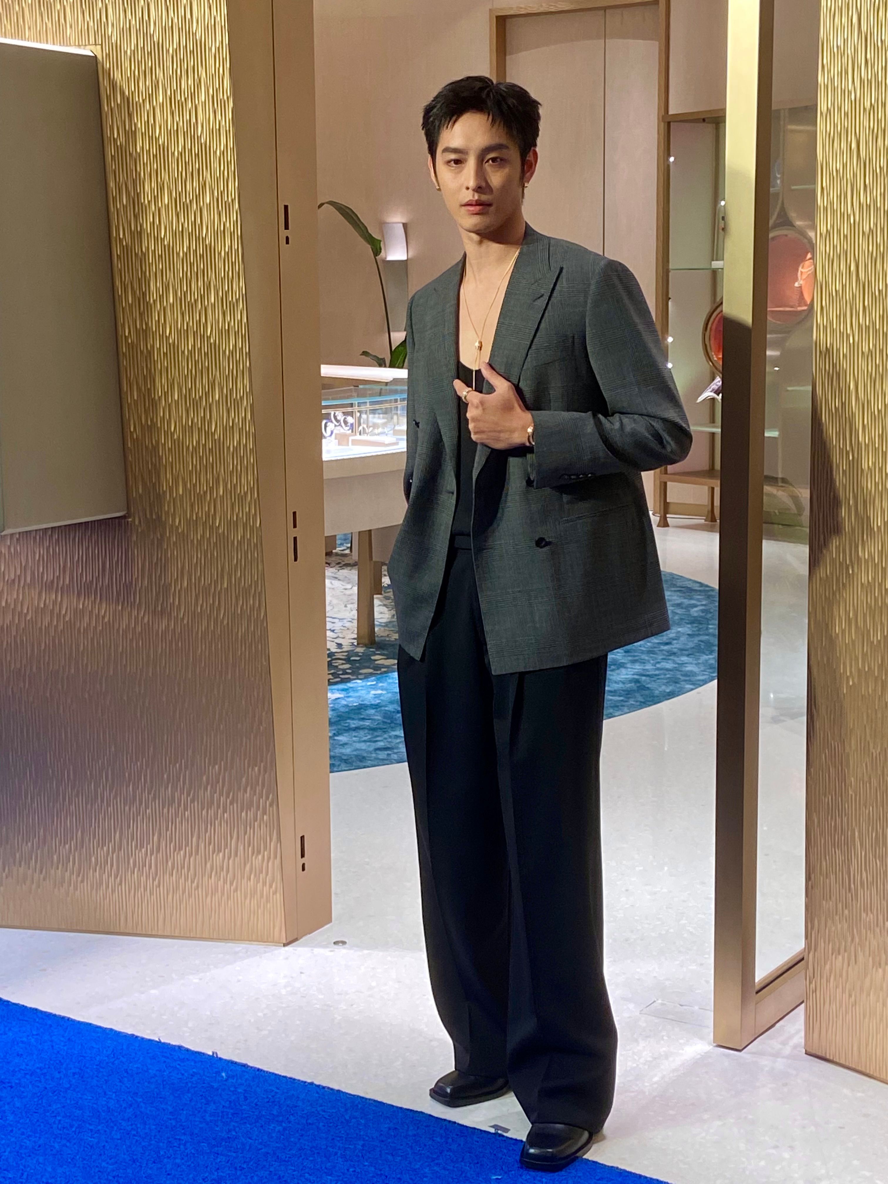 曹佑寧特別以低胸襯托珠寶。（林奕雯攝）