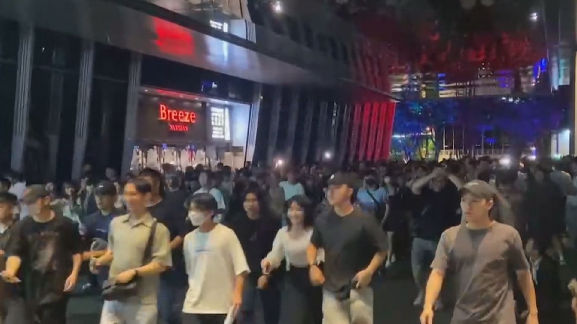 網紅當街撒錢，險將台北市信義區變成南韓「梨泰院」翻版。（資料畫面）