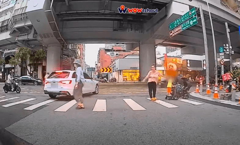 台中婦站斑馬線不敢過！車還硬闖　外國寶媽看不下去激動指揮