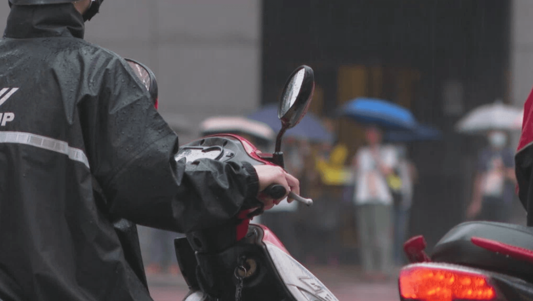 鋒面一波波通過！北、東北雲量增局部有雨　溫度稍降仍暖熱 