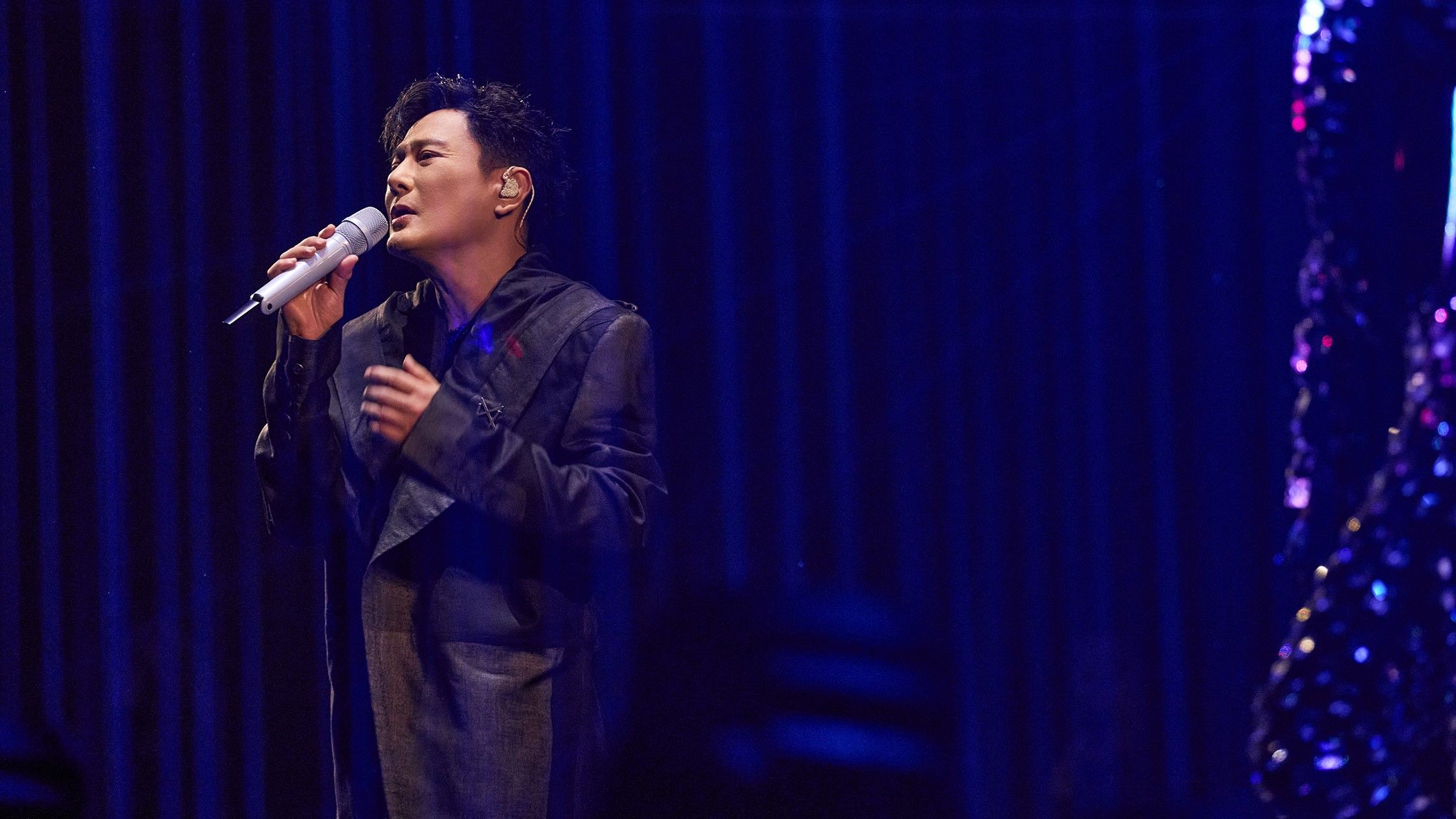 張信哲重金將軟硬體設備完整移師杜拜演唱。（潮水音樂提供）