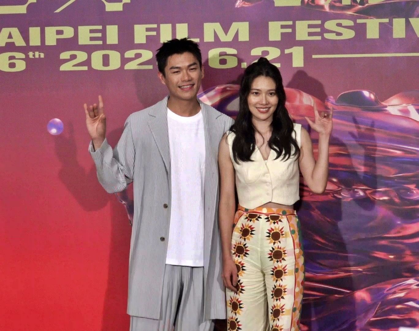 吳慷仁（右）與劉主平今再看一次《破浪男女》，仍被看到哭。（陳德興攝）